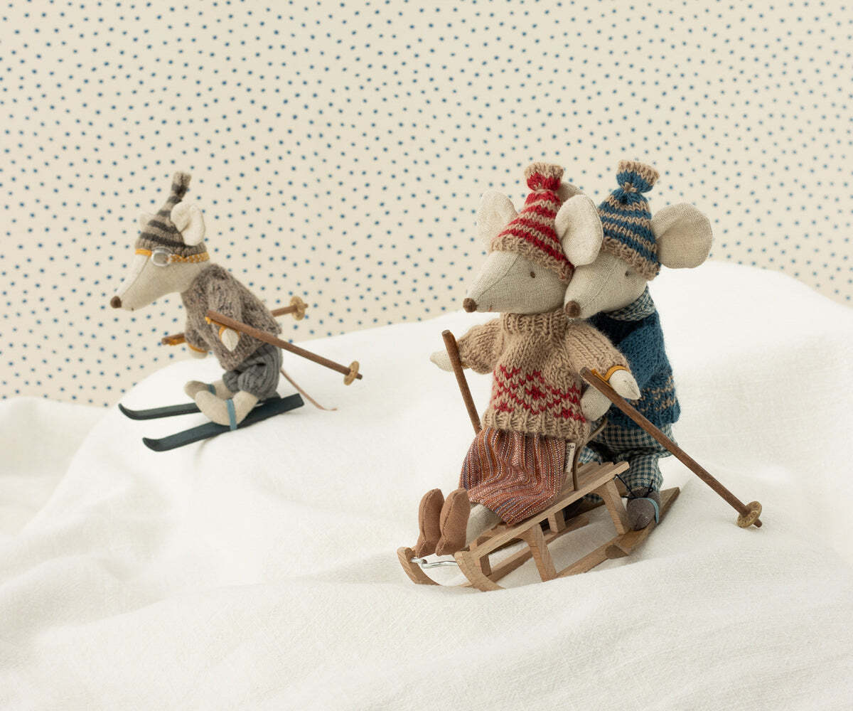 Knitted Sweater & Hat for Mum Mouse